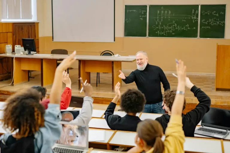 Profesor frente a una clase universitaria