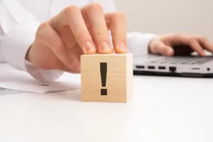 Estudiante revisando su trabajo final de grado para corregir errores de redacción frecuentes