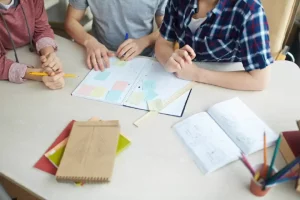 Grupo de alumnos desarrollando una unidad didáctica para su tfg