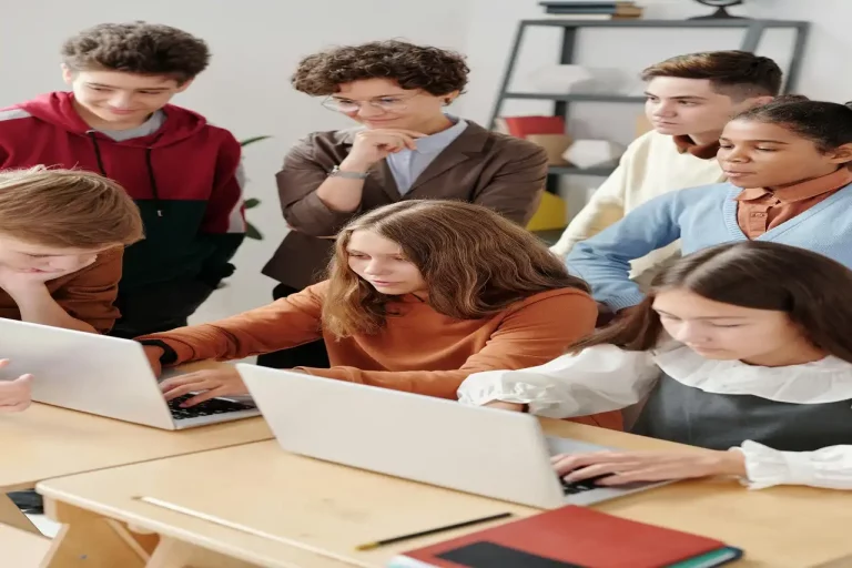 Grupo de estudiantes secundarios preparando tareas