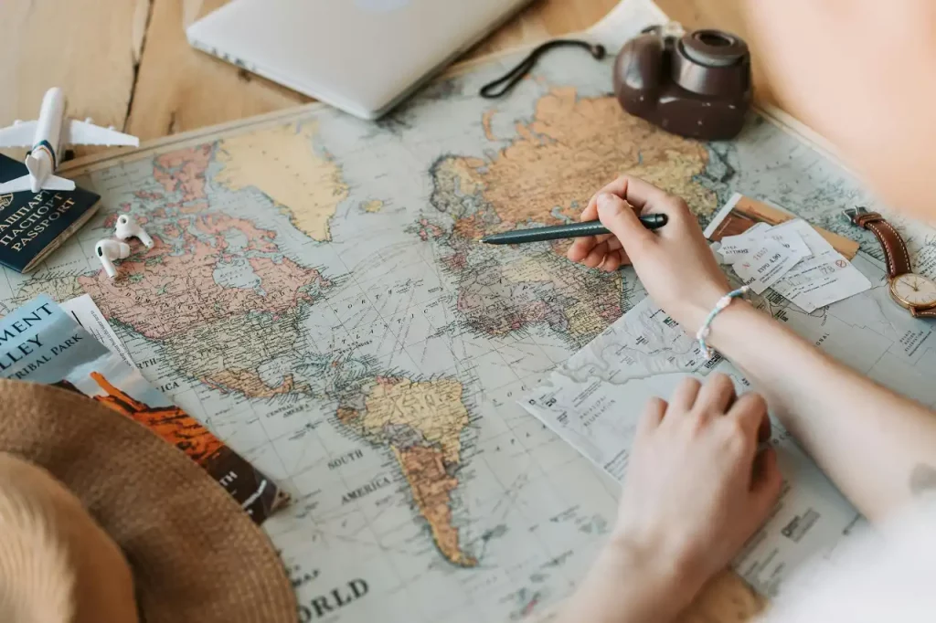 Estudiante preparando su TFM en turismo