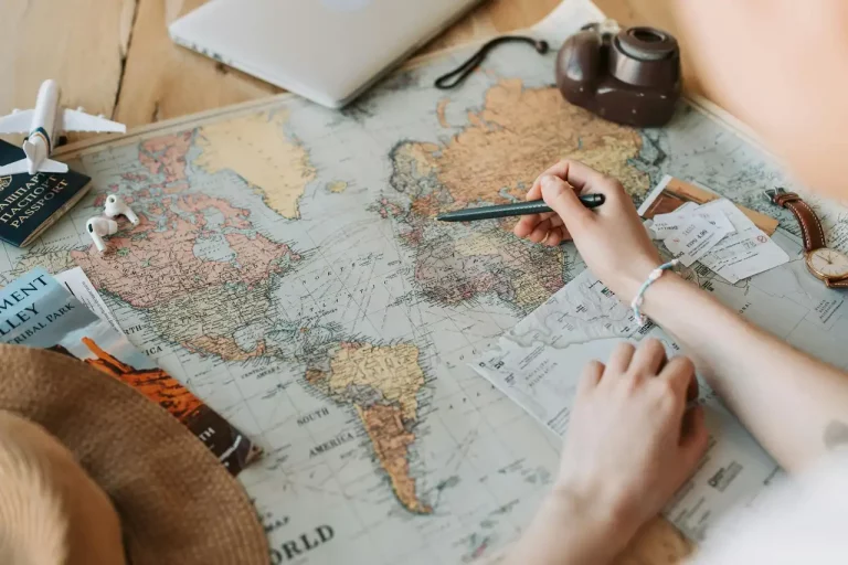 Estudiante preparando su TFM en turismo