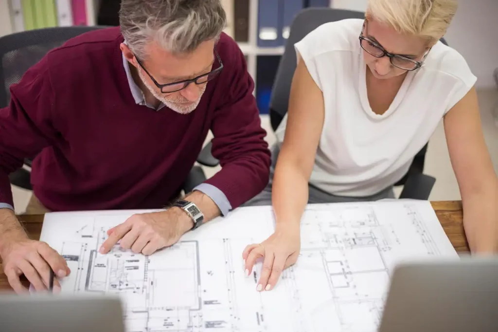 Dos profesionales arquitectos planificando