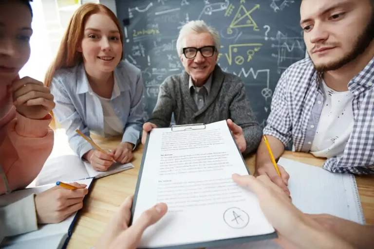Profesores aconsejando a alumnos acerca del TFG