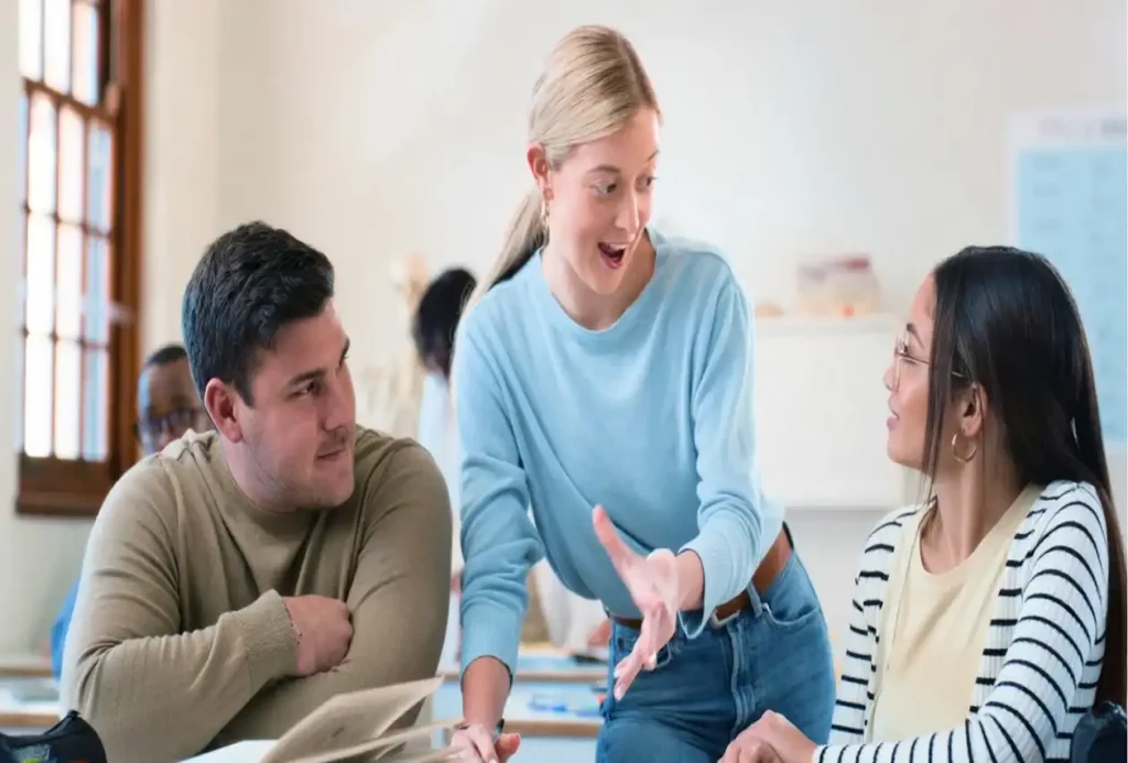 Alumnos en clases de apoyo con profesora