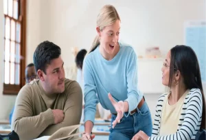 Alumnos en clases de apoyo con profesora