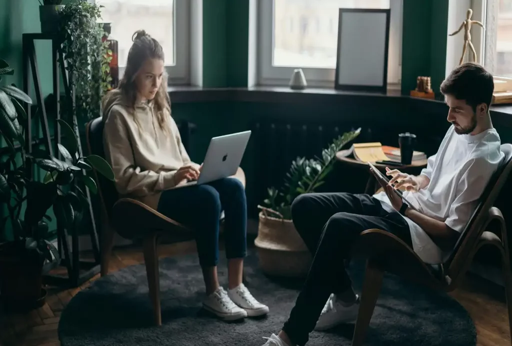 Dos estudiantes realizando su TFM online.