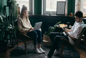 Dos estudiantes realizando su TFM online.